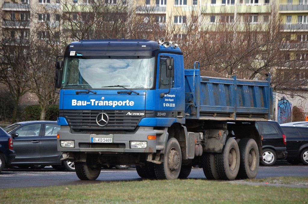MB ACTROS 3340 Baukipper der Fa. Bau-Transporte Detlev Klupsch, 27.01.11 Berlin-Pankow.