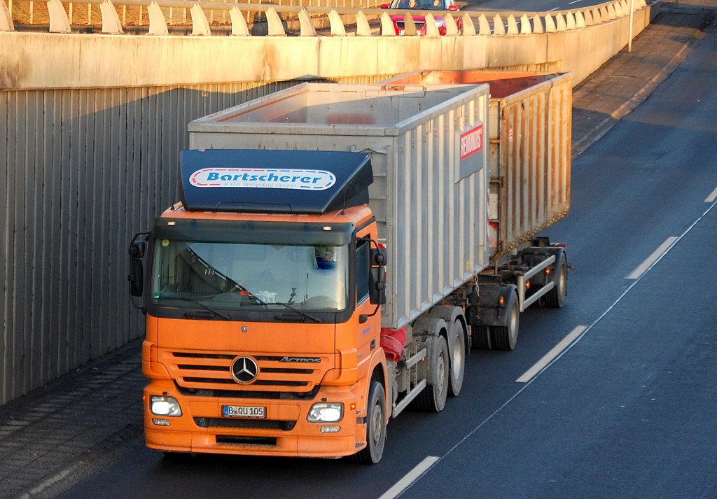 MB ACTROS Abrollkipper + Hnger der Recyclingfa. Bartscherer mit REMONDIS Container beladen, 10.01.11 Berliner Stadtautobahn Hhe Knobelsdorffstr.