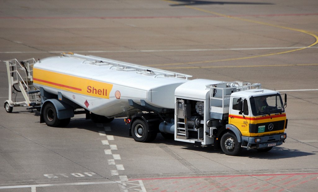 MB Kerosin Tankfahrzeug von Shell, 23.06.12 Flughafen Berlin-Tegel.