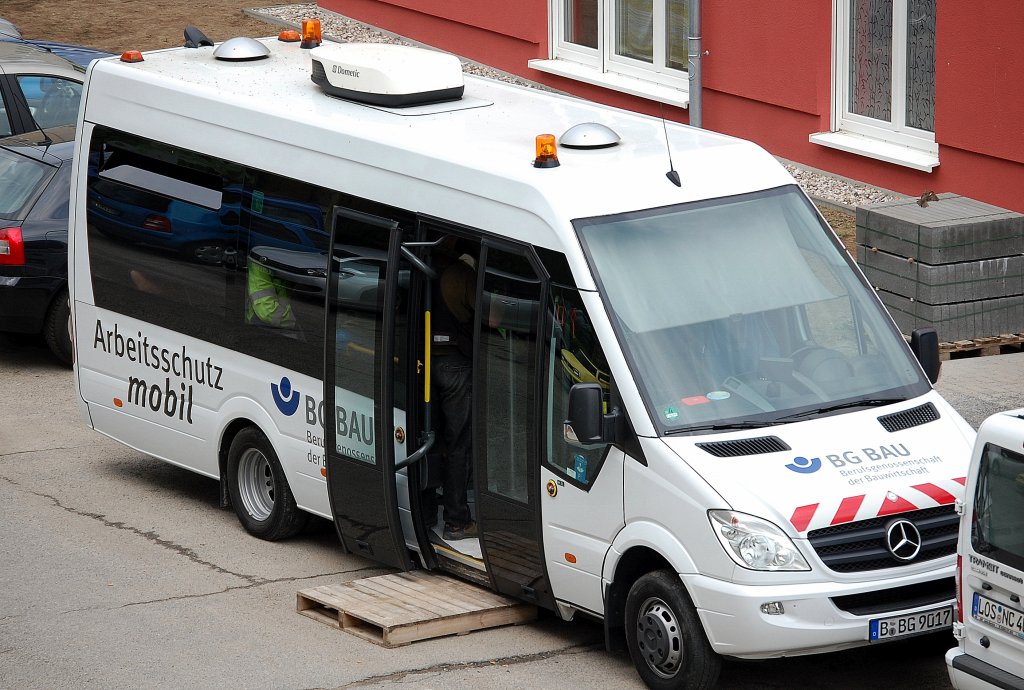 MB Kleinbus der Berufsgenossenschaft BG Bau (Arbeitsschutz mobil) fr Baustellenkontrollen und Schulungen, 07.05.13 Berlin-Pankow. 