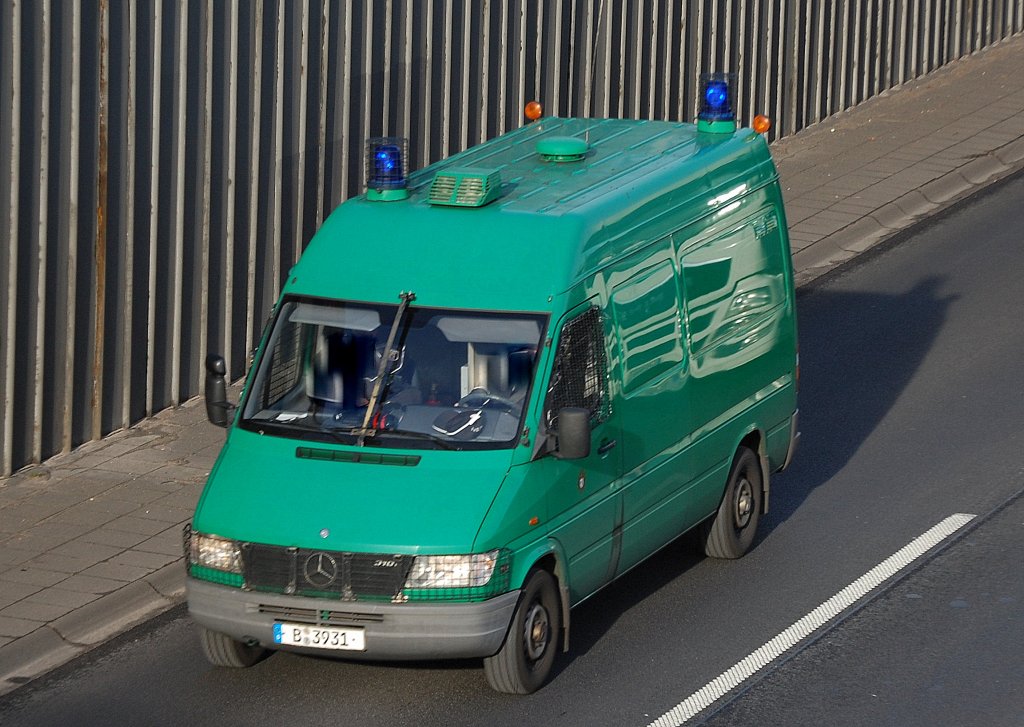 MB Sprinter 310 (Gefkw) Gefangenentransporter der Berliner Polizei, 18.01.12 Berliner Stadtautobahn Hhe Knobelsdorffstr. 