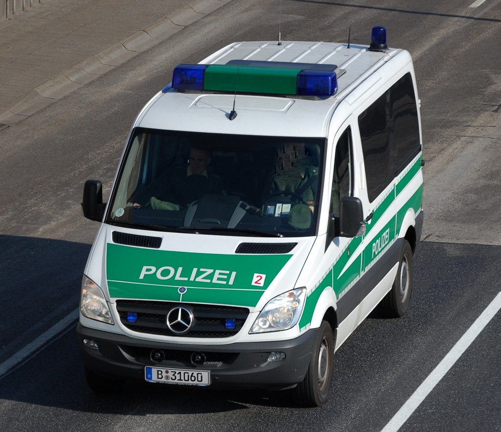 MB Sprinter Gruppenkraftwagen fr die Alarmhunderschaften der verschiedenen Abschnitte der Berliner Polizei, 24.04.09 Berliner Stadtautobahn Hhe Knobelsdorffstr.