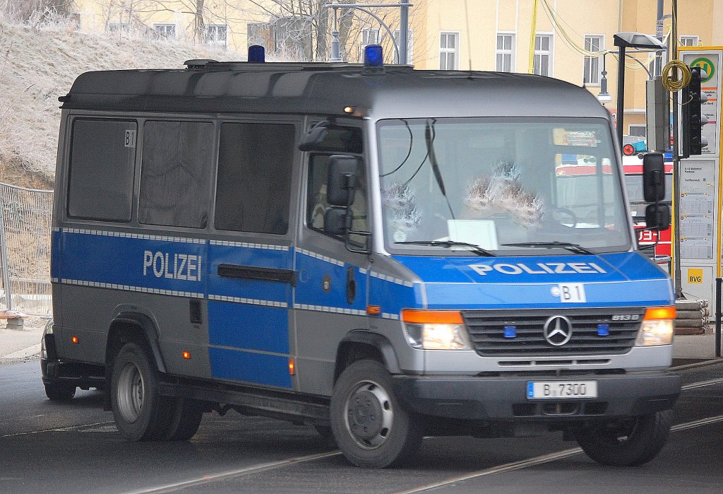 MB Vario 813 D Gruppenkraftwagen der Berliner Polizei mit blauer Folie, 31.01.11 Berlin-Pankow.