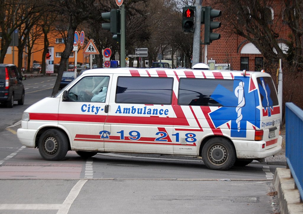 Mit einem aufflligen Seitenlogo unterwegs, ein VW-Krankentransportfahrzeug der Fa. City-Ambulance aus Berlin, 16.03.10 Autobahnabfahrt Berlin Knobelsdorffstr.