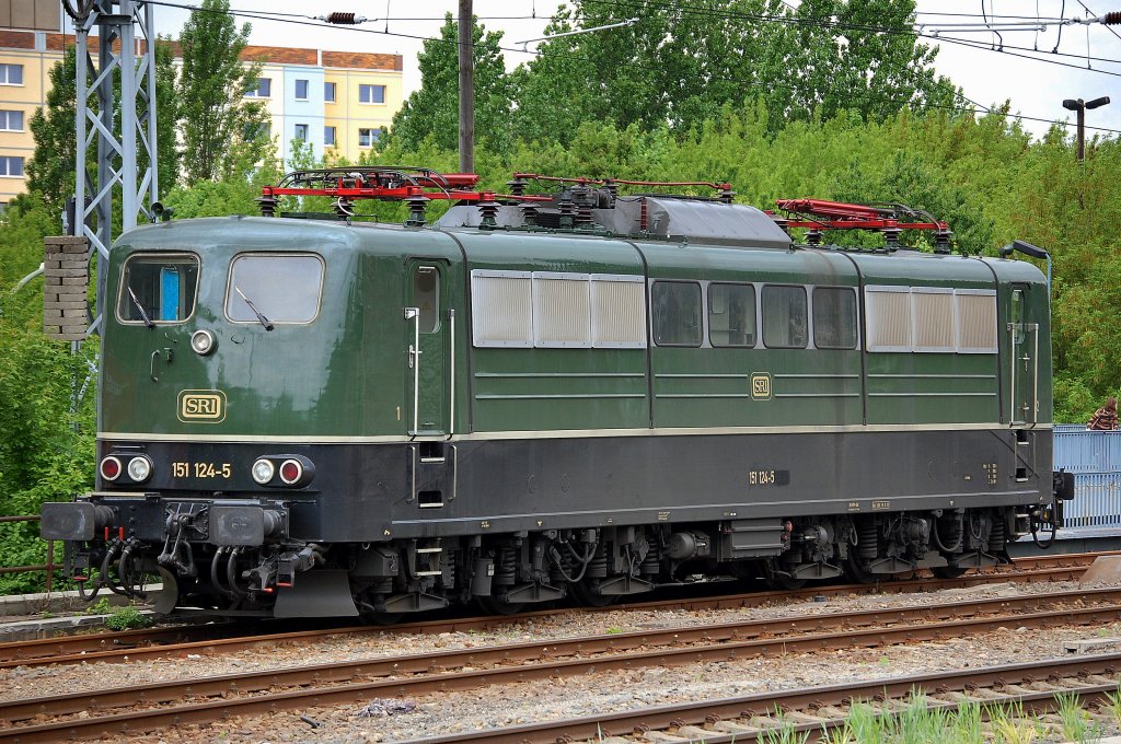 Mglicherweise zeitweise fr die EGP ttig, die klassisch grn gefrbte SRI Rail Invest GmbH Lok 151 124-5 (91 80 6151 124-5 D-SRI, Krupp Bj.1976) am 14.05.13 in der Nhe des alten Gbf. Berlin Greifswalder Str. abgestellt.