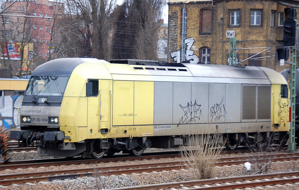 MRCE Dispolok ER 20-004 (92 80 1223 004-3 D-DISPO) in Diensten der Fa. HSL unterwegs mit einem Kesselwagenzug, 25.03.11 Berlin-Beusselstr.