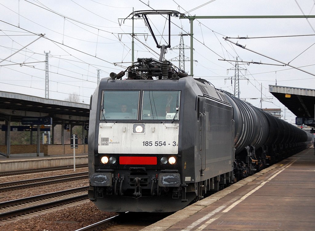 MRCE Leasinglok 185 554-3 von CFL Cargo Deutschland angemietet mit Kesselwagenzug bei der Durchfahrt im Bhf. Flughafen Berlin-Schnefeld, 14.03.12
