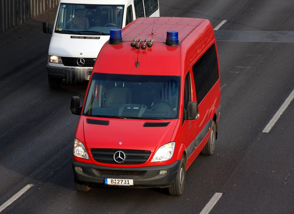 MTF 1, ein MB Sprinter Mannschaftstransportwagen mit verdunkelten Scheiben der Berliner Feuerwehr, 06.02.09 Berliner Stadtautobah Hhe Knobelsdorffstr.