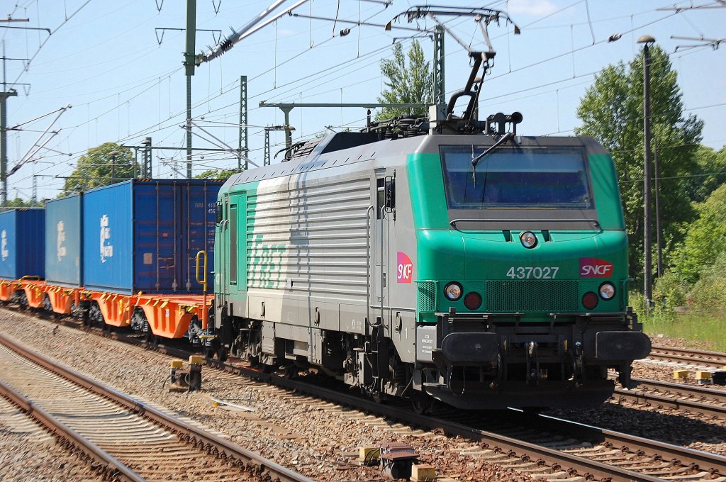 Neben den Loks der SBB Cargo Re 421 + Re 482 ist eine weitere auslndische Lok regelmig in Deutschland unterwegs, die von der SNCF aus Frankreich an die ITL geliehenen Loks vom Typ Prima EL3U gebaut von Alstom, Bj 2004. hier ist 437027 mit einem Containerzug (Blaue Wand) bei der Durchfahrt im Bhf. Flughafen Berlin-Schnefeld am 05.06.10