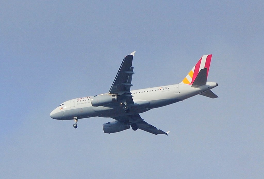 Neues Farbschema bei Germanwings, hier mit Airbus A319-132 (D-AGWT) beim Landeanflug Flughafen Berlin-Tegel am 06.02.13 ber Berlin-Pankow.