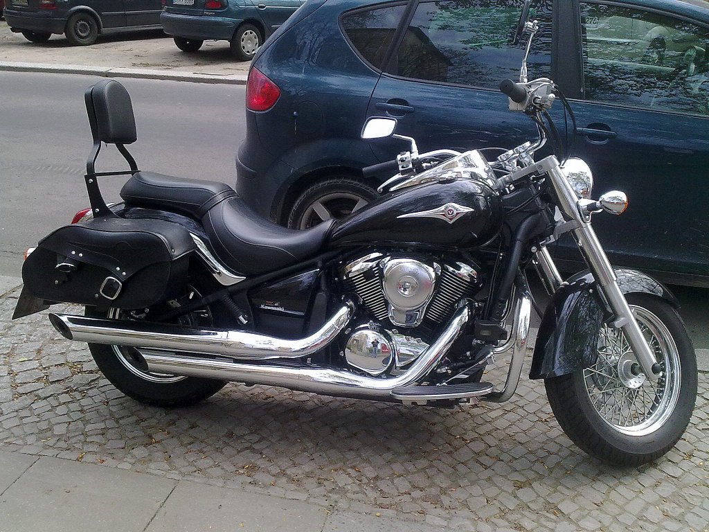 Nicht ganz sicher, eine KAWASAKI Vulcan 900 Custom?, jedenfalls ein tolles Bike, April 2012 Berlin-Pankow.