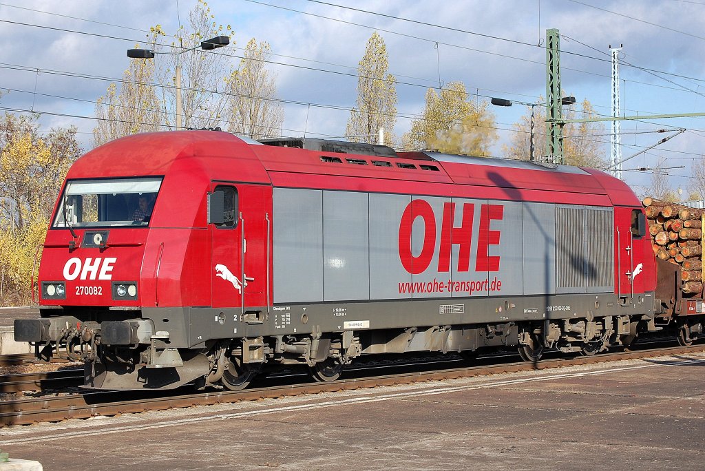 Noch mal als Nahansicht, die pausierende OHE 270082 (92 80 2223 103-3 D-OHE) mit Holztransportzug am 06.11.12 Bhf. Flughafen Berlin-Schnefeld.