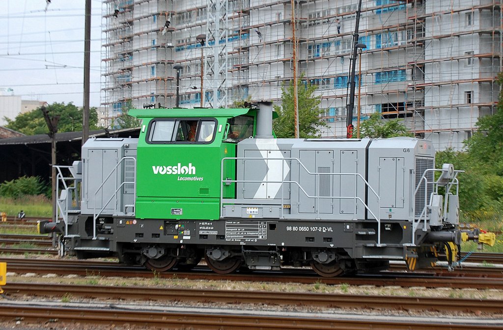 Noch mal die Seitenansicht der Dieselrangierlok Vossloh G 6 (98 80 0650 107-2 D-VL) 27.06.12 Betriebsgelnde Bhf. Berlin-Lichtenberg.