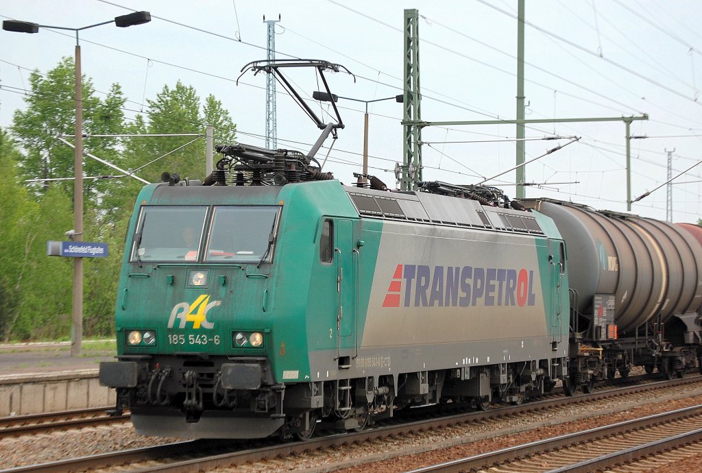 Noch eine Nahaufnahme der CapTrain Lok 185 543-6 (91 80 6185 543-6 D-CTD) mit dem TRANSPETROL-Logo am 27.04.11 mit Kesselwagenzug im Bhf. Flughafen Berlin-Schnefeld. 