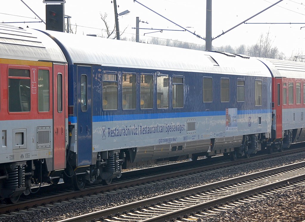 Nun sind also auch die ersten Speisewagen der tschechischen Eurocity-Zge in der aktuellen neuen blauen Farbgebung unterwegs, im Bild der Wagen CZ-CD 73 54 88-91 002-8 WRmz 815, 25.02.11 Berlin-Blankenburg.