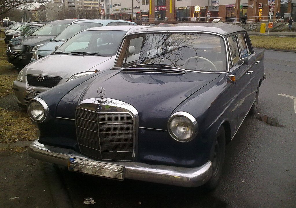 Obere Mittelklasse Limousine von Mercedes Benz, ein Mercedes 190 (W 110) wie er zwischen 1961-1965 produziert wurde mit durchgehenden Hechflossen, ein toll gepflegter Oldtimer, 28.02.12 Berlin-Pankow.