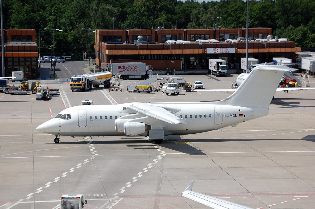 Ohne Logo ganz in wei, diese British Aerospace BAe 146-200 (D-AMGL) der WDL Aviation ist gerade auf dem Weg zur Parkposition Flughafen Berlin-Tegel unterwegs, 23.06.12