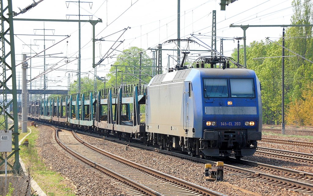 Ostersamstag: Alpha Trains Leasinglok 145-CL-203 (91 80 6145 099-8 D-ATLD) inzwischen an Crossrail vermietet mit Leerzug belgischer PKW-Doppelstocktransportwagen bei der Durchfahrt im Bhf. Flughafen Berlin-Schnefeld.
