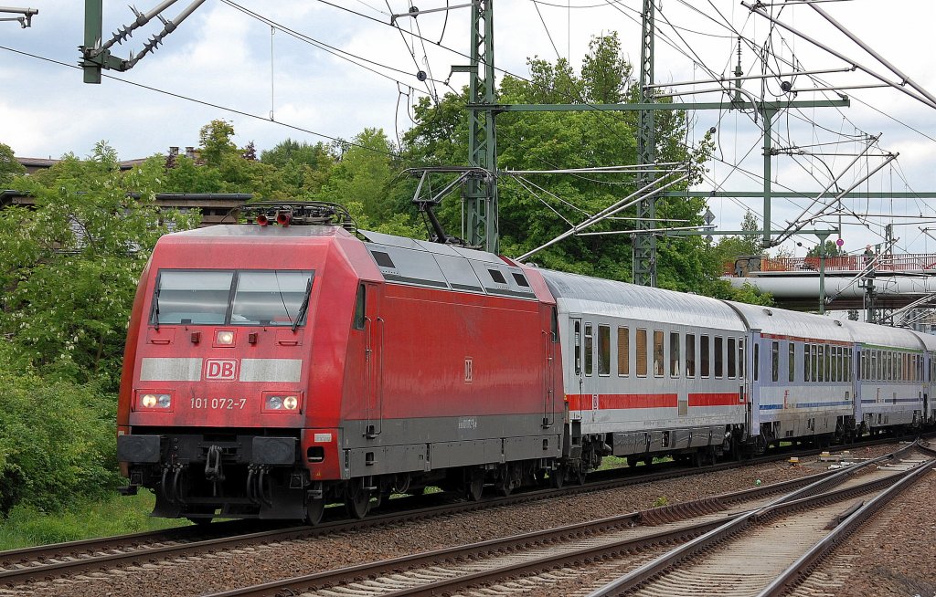 PbZ mit 101 072-7 mit Berlin-Warschau-Express Zuggarnitur Richtung Berlin-Lichtenberg, 27.05.13 Bhf. Berlin-Gesundbrunnen.