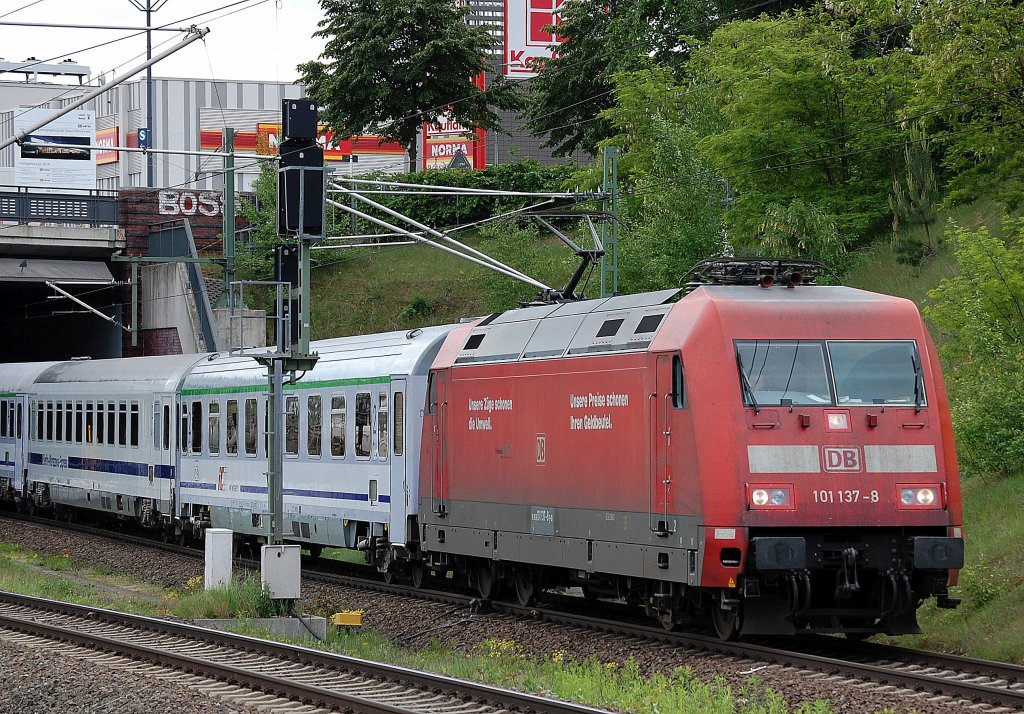 PbZ mit 101 137-8 mit Berlin-Warschau-Express Zuggarnitur Richtung Berlin-Grunewald, 27.05.13 Durchfahrt Bhf. Berlin-gesundbrunnen.