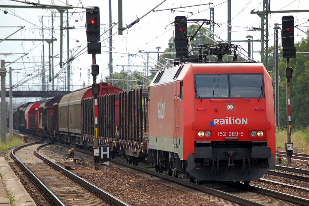 Railion 152 089-9 mit einem bunt gemischten Gterzug bei der Durchfahrt im Bhf. Flughafen Berlin-Schnefeld, 05.08.10
