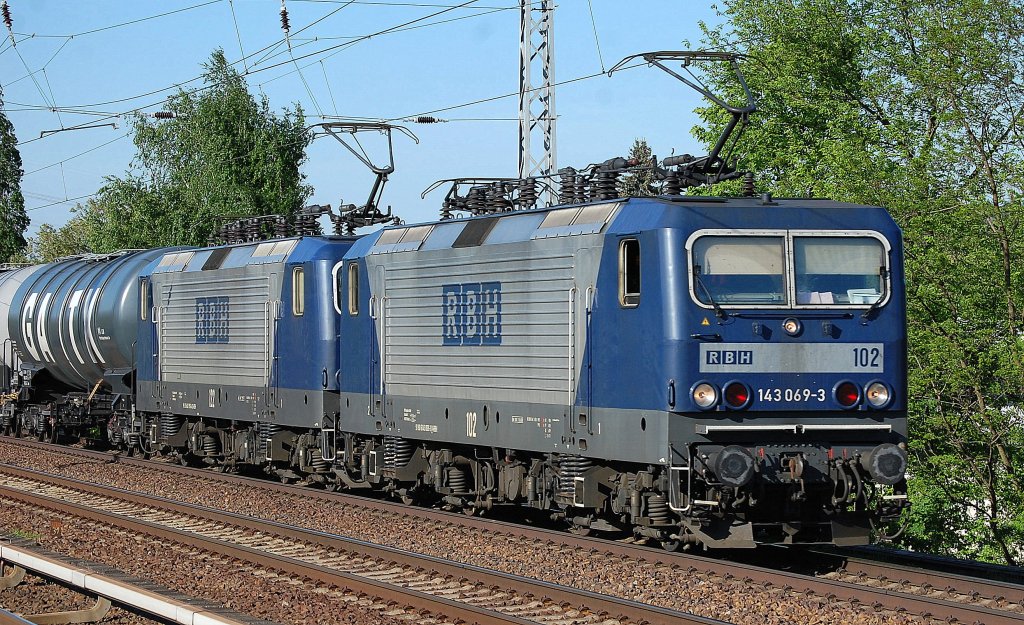 RBH Doppeltraktion mit 102/143 069-3 + 122/143 950-4 mit Kesselwagenzug Richtung Karower Kreuz Berlin, 15.05.13