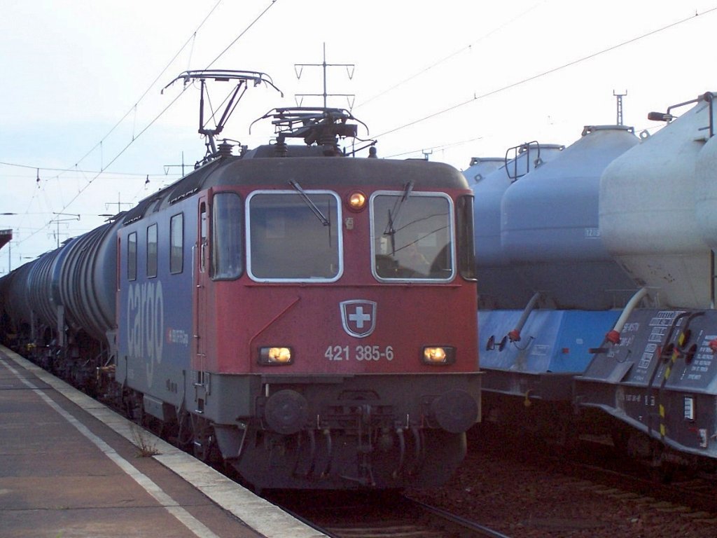 Re 421 385-6 mit Kesselwagenzug im jahr 2008 bei der Durchfahrt im Bhf. Flughafen Berlin-Schnefeld. 