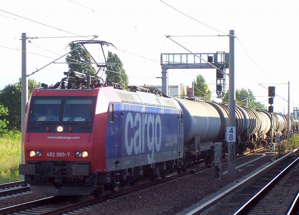 Re 482 000-7 mit Kesselwagenzug Richtung Berlin-Blankenburg, 03.08.07 Berlin-Pankow.