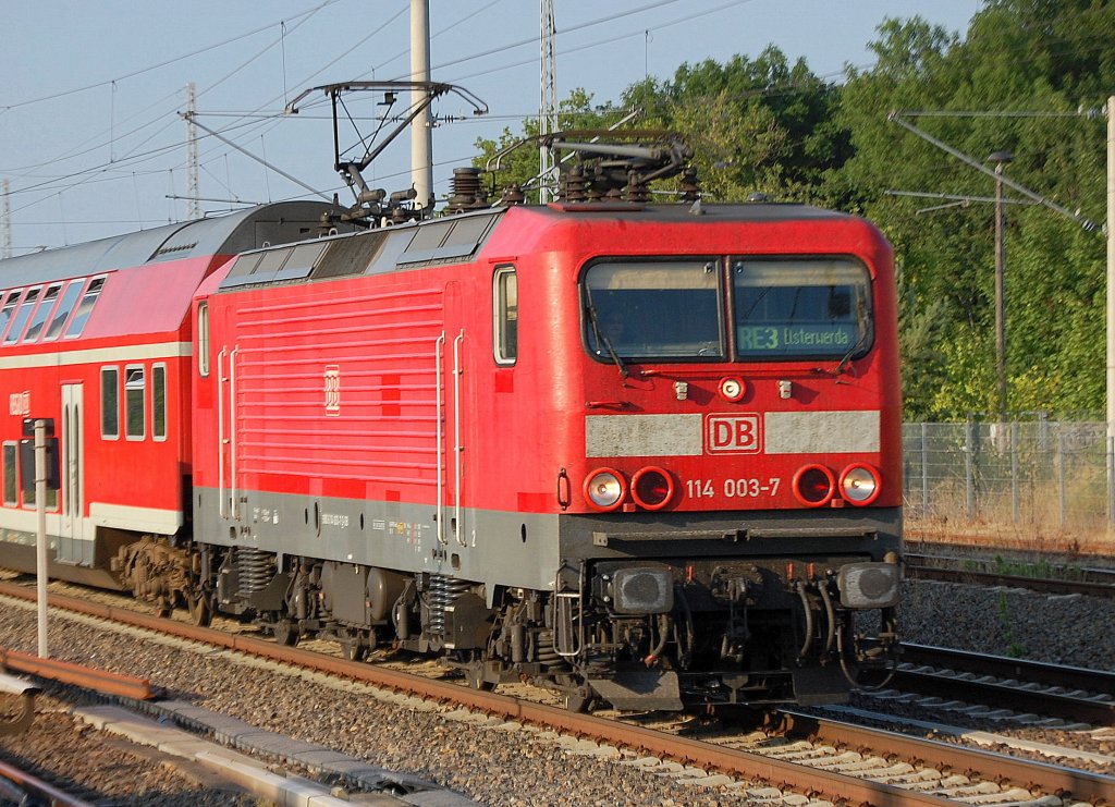 RE3 mit 114 003-7 nach Elsterwerda, nchster Halt Berlin-Gesundbrunnen, 21.07.10 Berlin-Blankenburg.