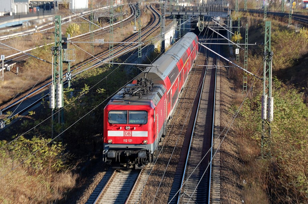 RE4 Richtung Wittenberge mit 112 121 (nchster Halt Berlin-Jungfernheide), 25.11.11 Berlin-Putlitzbrcke. 