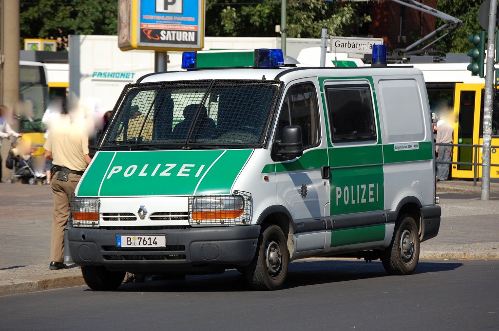 Renault Master der Berliner Polizei (Gruwk.) im Streifendienst, 05.08.08 Berlin-Pankow.