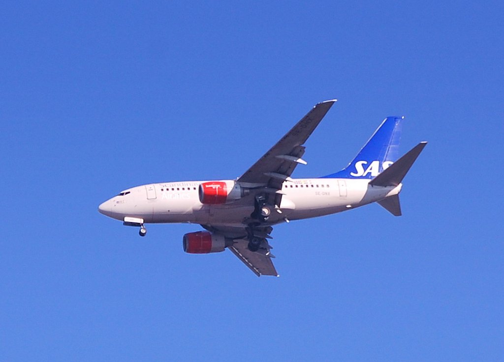 SAS - Scandinavian Airlines Boeing 737-683 (SE-DNX) beim Landenanflug Flughafen Berlin Tegel, 30.09.11 ber Berlin-Pankow.