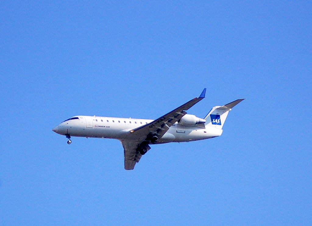 SAS Zubringer Cimber Air Canadair Regional Jet CRJ200LR (OY-MBJ) beim Landeanflug zum Flughafen Berlin Tegel Sommer 2008 ber Berlin-Pankow.