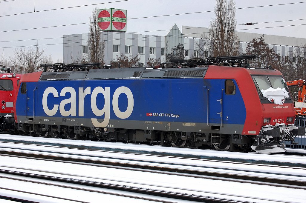 SBB Cargo Mietlok Re 482 021-3 abgestellt am 11.03.13 Berlin Greifswalder Str., im Moment scheinbar fr die EGP ttig.
