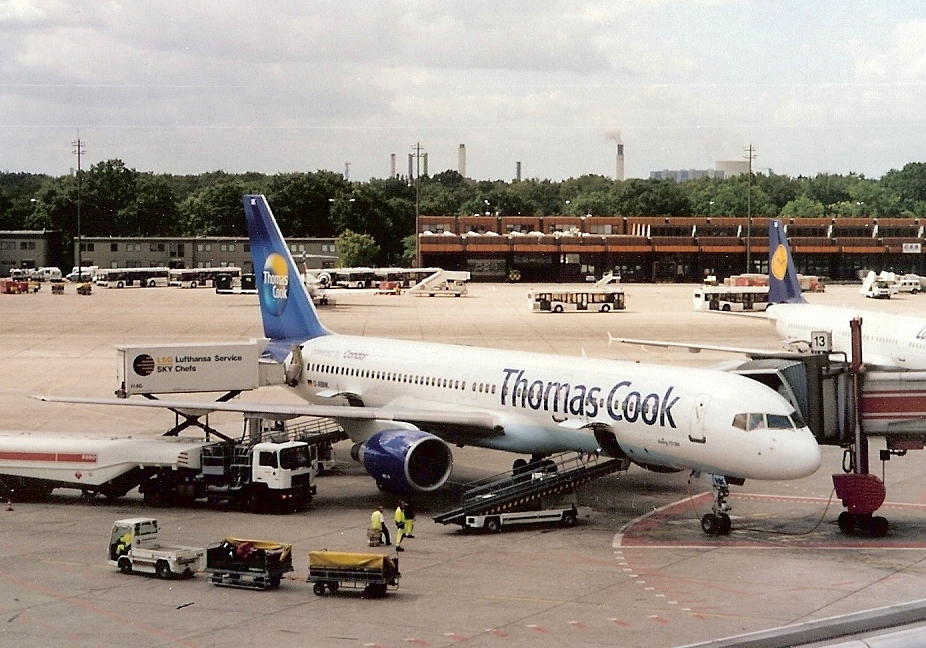 SCAN-Bild vom April 2004: Eine Boeing 757-230 (D-ABNK) der Thomas Cook Arlines (Condor) am Gate Flughafen Berlin Tegel. 