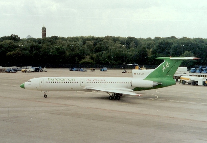 SCAN-Bild vom April 2004. Eine klassische Tupolev TU-154M (LZ-LCI) der Flugesellschaft Bulgarian Air Charter auf dem Weg zur Parkposition Flughafen Berlin Tegel.