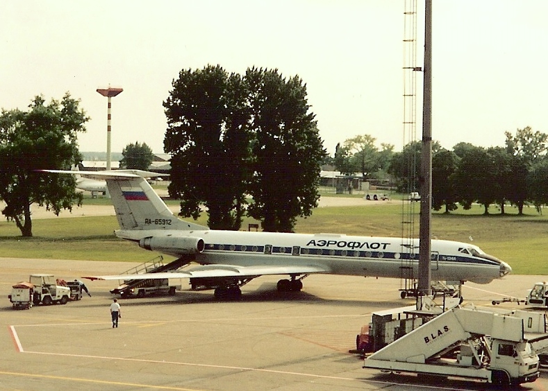 SCAN-Bild: Ein russischer Klassiker eine Aeroflot Tupolev TU-134A-3 (RA-65912) auf dem Flughafen Berlin-Schnefeld, eine echte Krachbchse im Vergleich mit groen europischen Maschinen. Aktuell immer noch im Einsatz bei der Ges. Rossiya.  