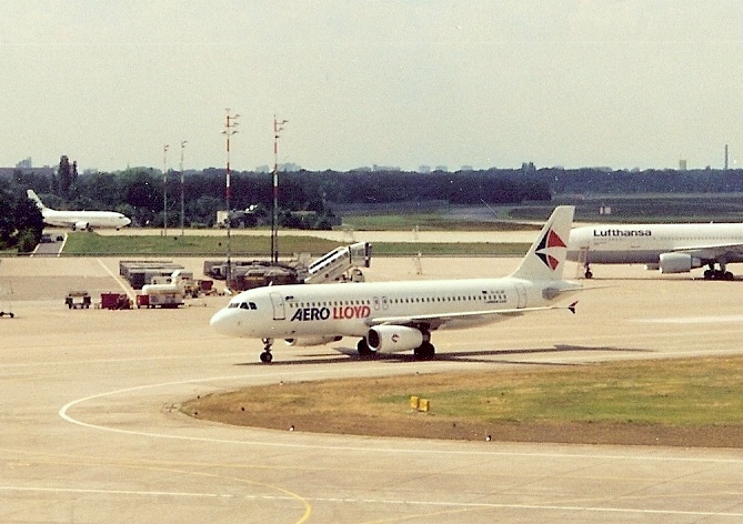 SCAN-Bild: Eine Airbus A320-232 (D-AL??) der Aero Lloyd ist gerade in Berlin Tegel gelandet und unterwegs zum Gate.