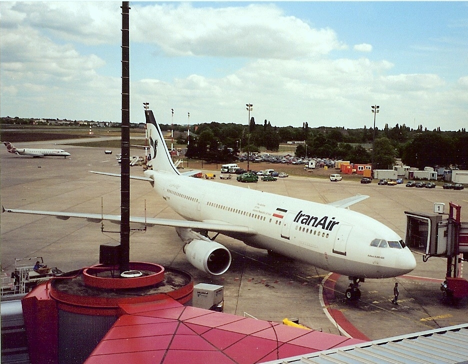 SCAN-Bild vom Mai 2001: Ein Airbus A300B4-605R (EP-IB?) der staatlichen iranischen Flugesellschaft Iran Air auf dem Flughafen Berlin Tegel.