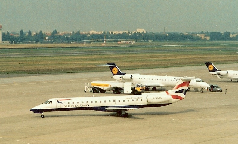 SCAN-Bild vom Oktober 2002: Ein Embraer ERJ-145 Regional Jet (G-EMBL) der British Airways auf dem Flughafen Berlin Tegel. Aktuell ist dieses Flugzeug bei flybe im Einsatz.