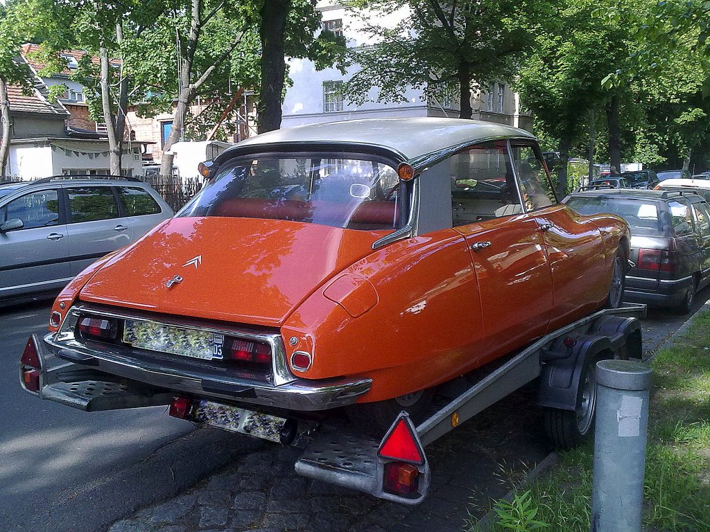 Schon einmalig in seiner Form, ein Citroen DS wie er von 1955-1962 gefertigt wurde, 15.05.12 Berlin-Niederschnhausen.