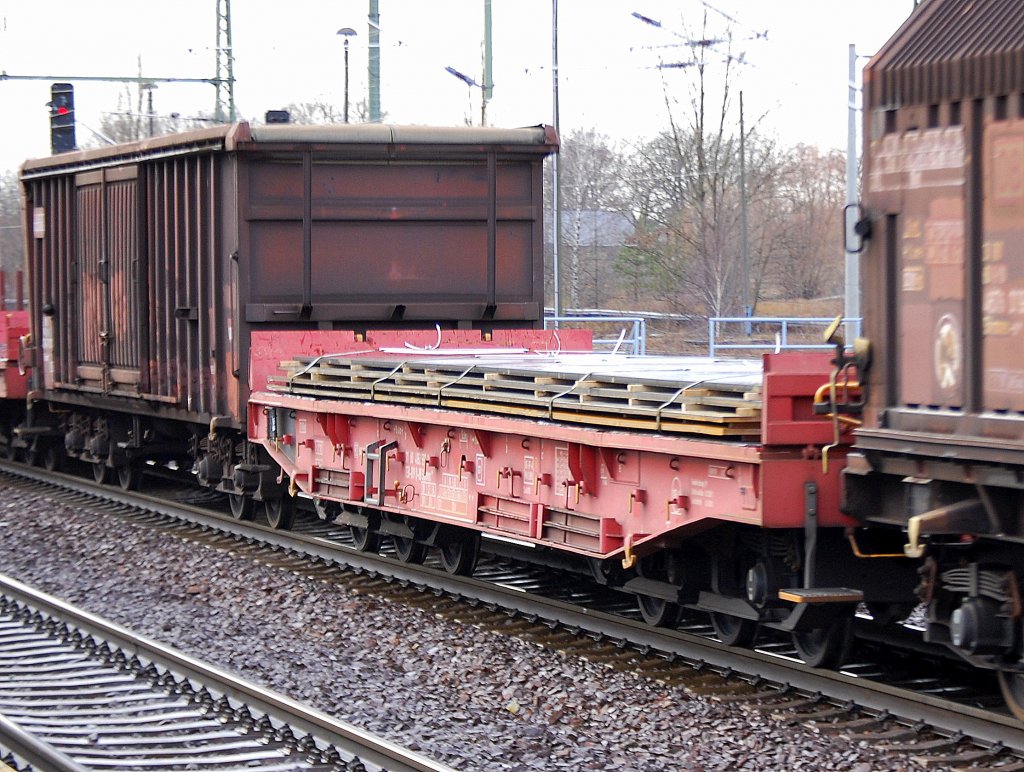 Schwertransport Drehgestell-Flachwagen der DB vom Typ Samms 489 mit Stahlplatten beladen am 29.12.11 Bhf. Flughafen Berlin-Schnefeld.