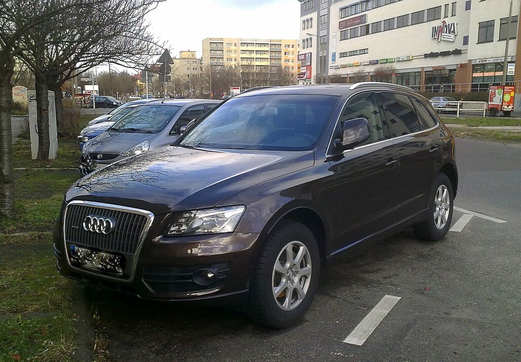 Seit 2008 auf dem Markt der kleinere Bruder des groen Q7 der SUV Q5 TDI von Audi hier in dunkelbraun, 10.01.12 Berlin-Pankow.  