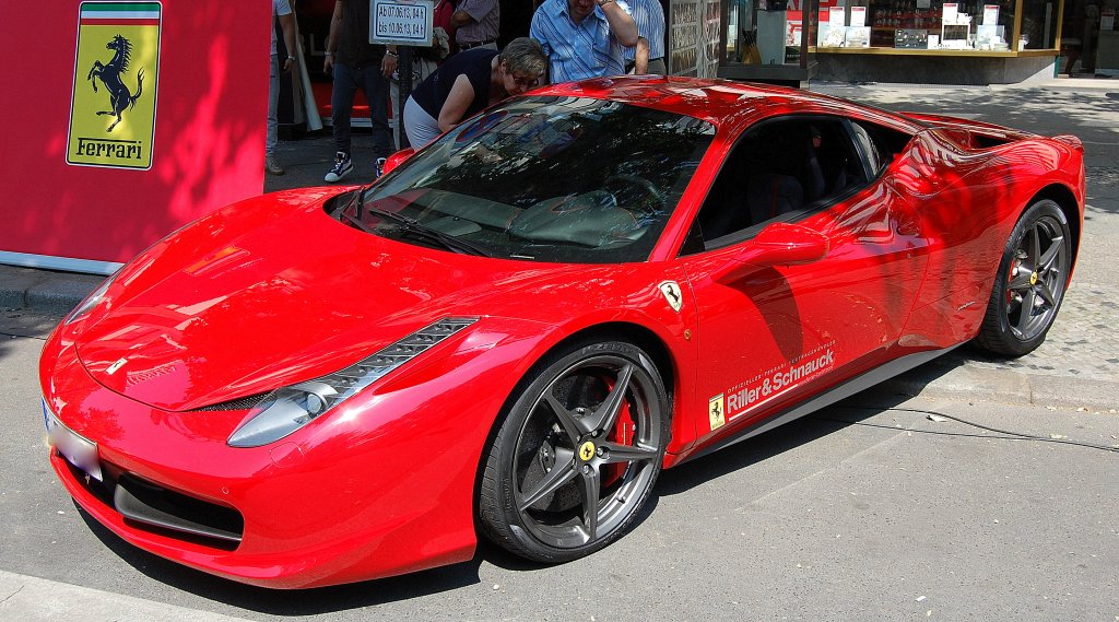 Seit 2009 auf dem Markt, ein Ferrari 458 Italia mit 419 kW/ 570 PS Motorleistung, 09.06.13 Berlin Classic Days.