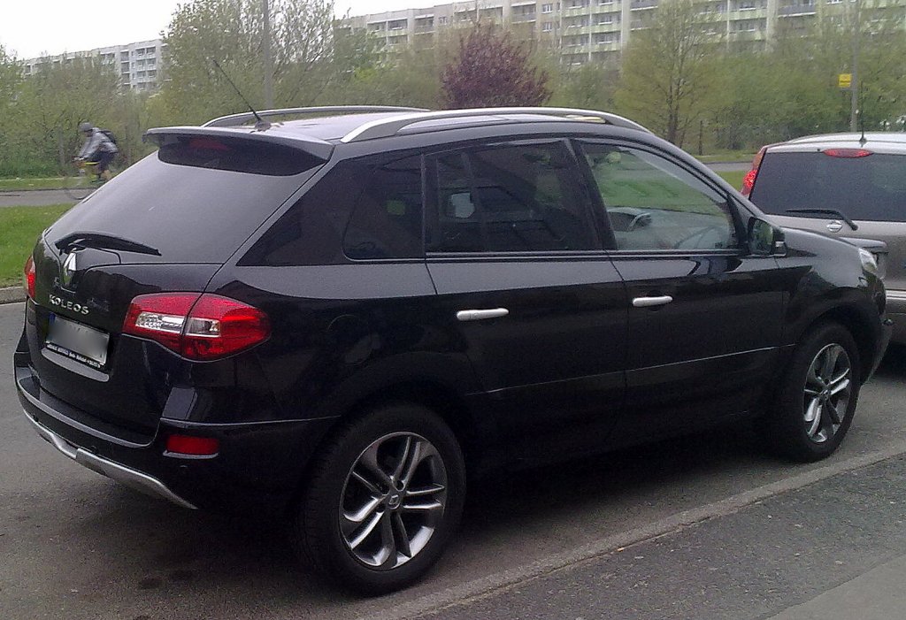 Seit 2011 ist diese Version des SUV RENAULT KOLEOS auf dem Markt, trotz der sehr schnen sportlichen Form nicht sehr hufig auf Berlins Straen zu sichten, 02.05.13 Berlin-Pankow. 