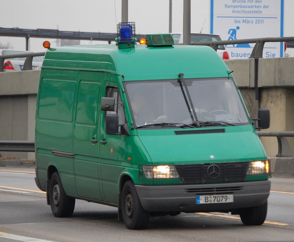 Sieht auch ein wenig wie ein Gefangenentransporter der Berliner Polizei aus, bin aber nicht sicher, dieser MB Sprinter Transporter, 14.11.08 Berliner Stadtautobahn Hhe Spandauer Damm Brcke.