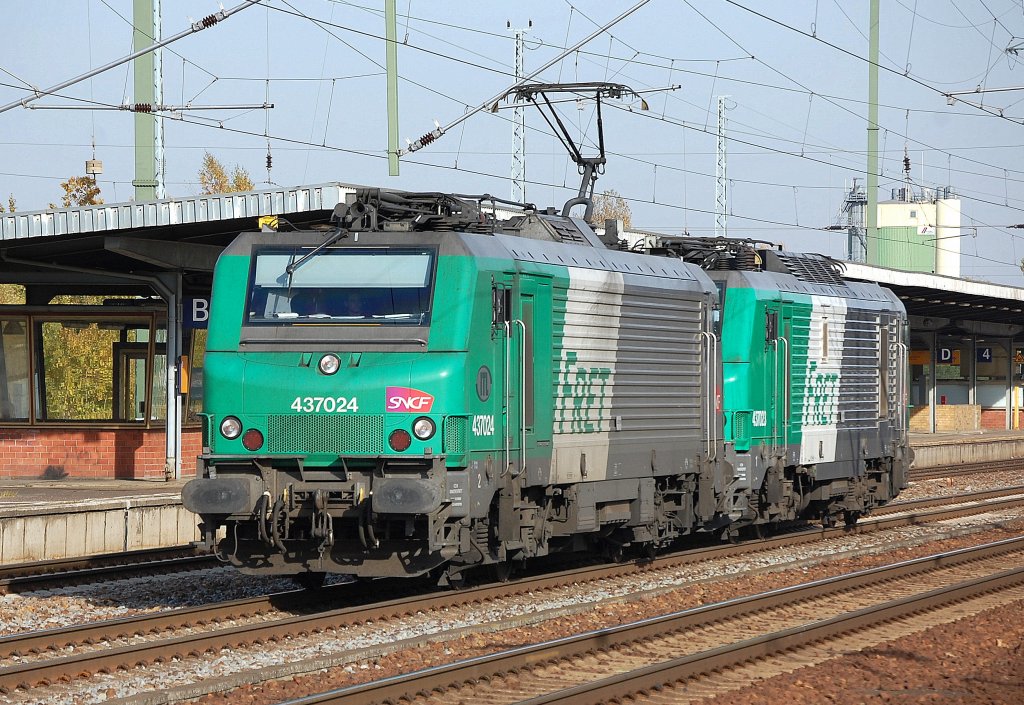 Sieht man auch nicht alle Tage eine der angemieteten ITL FRET/SNCF Loks 437024 zieht Schwesterlok 437023 durch den Bhf. Berlin-Schnefeld Flughafen, 29.10.10