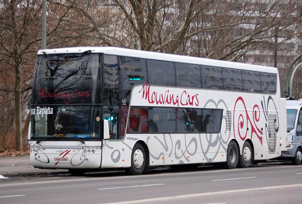Spanischer Reisebus vom Veranstalter Mouving Cars, ein Van Hool TD925 Astromega, 21.01.11 Nhe S-Bhf. Berlin Landsberger Allee.