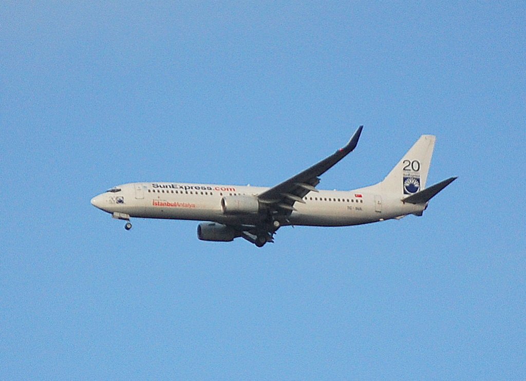 SunExpress Charterflugzeug Boeing 737-85F TC-SUL beim Landeanflug zum Flughafen Berlin Tegel am 25.11.10 ber Berlin-Pankow.