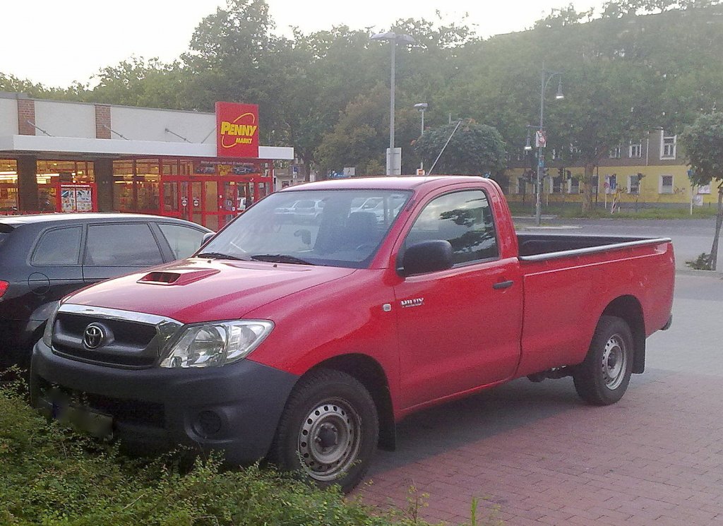 Toyota Hilux Pickup (ltere Version) in rot, August 2011 Berlin-Pankow. 